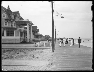 Widok wzdłuż promenady z plaży 125th Street, Belle Harbor, Queens, 11 lipca 1915 r. autorstwa William Davis Hassler