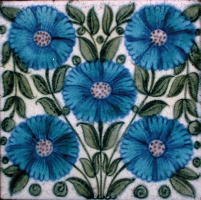 Płytka z motywem kwiatowym w stylu perskim (ceramiczna) autorstwa William de Morgan