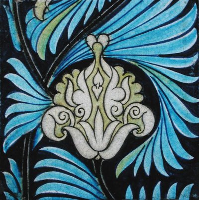 Płytka z motywem kwiatowym w stylu perskim (ceramiczna) autorstwa William de Morgan