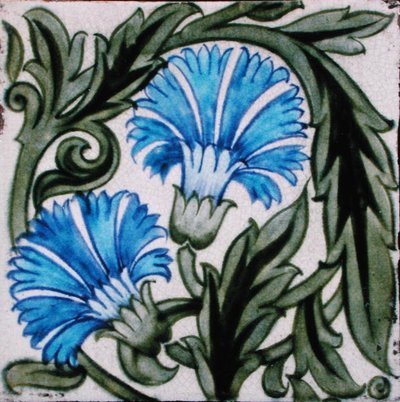 Płytka z motywem kwiatowym (ceramiczna) autorstwa William de Morgan