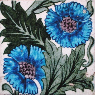 Płytka z motywem kwiatowym (ceramiczna) autorstwa William de Morgan