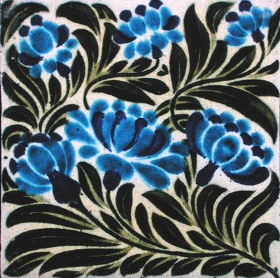 Płytka z motywem kwiatowym (ceramiczna) autorstwa William de Morgan