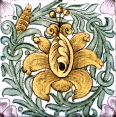 Płytka z motywem kwiatowym (ceramiczna) autorstwa William de Morgan