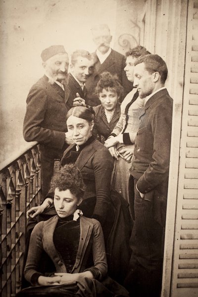 Rodzina Claudel, Jessie Lipscomb, Ferdinand de Massary i jego ojciec na balkonie mieszkania przy 31 boulevard de Port Royal. (Na pierwszym planie: Louise (ur. 1866), za nią Madame Claudel (ur. Louise Athanaise Brains w 1840) i Camille (1864- autorstwa William Elborne