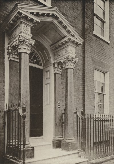 Doorway, Brighton Road, Reigate, Surrey (zdjęcie czarno-białe) autorstwa William Galsworthy Davie
