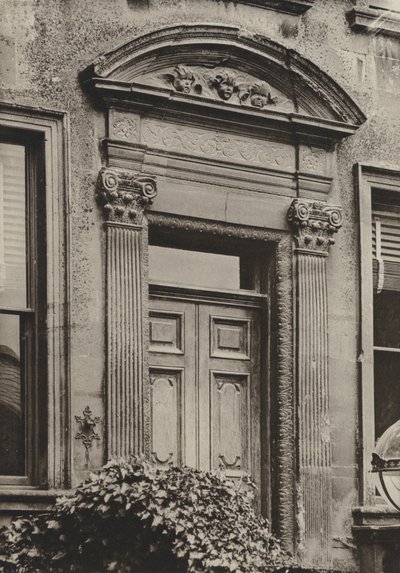 Doorway, Chipping Campden, Gloucestershire (zdjęcie czarno-białe) autorstwa William Galsworthy Davie