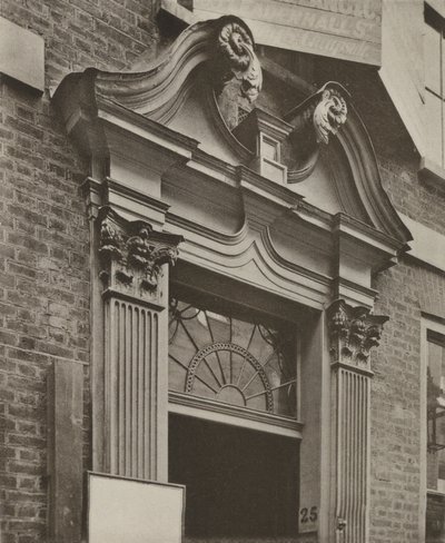 Doorway, Crutched Friars, Londyn (zdjęcie czarno-białe) autorstwa William Galsworthy Davie