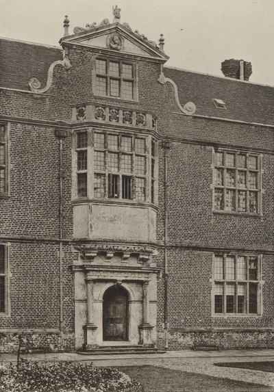 Doorway, Entrance Bay, South Wing, Cobham Hall (zdjęcie czarno-białe) autorstwa William Galsworthy Davie