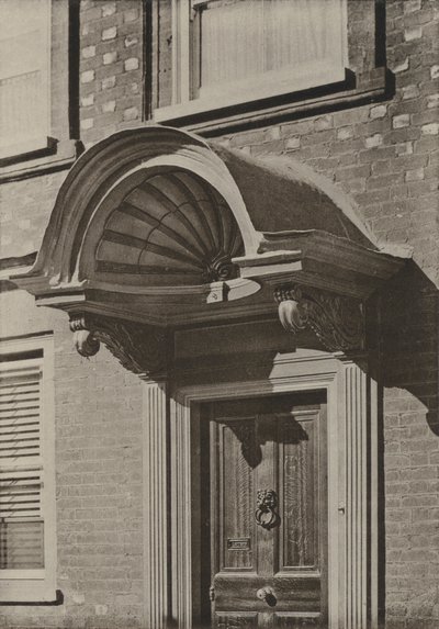 Doorway, High Street, High Wycombe, Bucks (zdjęcie czarno-białe) autorstwa William Galsworthy Davie