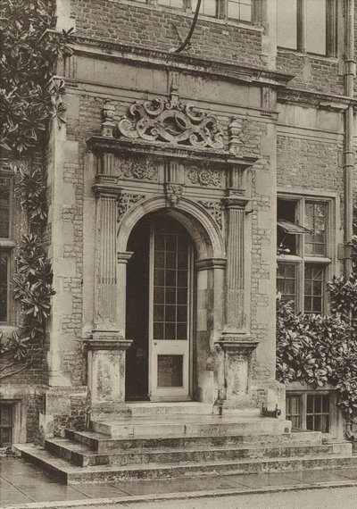Drzwi, na sądzie, Hatfield House (zdjęcie czarno-białe) autorstwa William Galsworthy Davie
