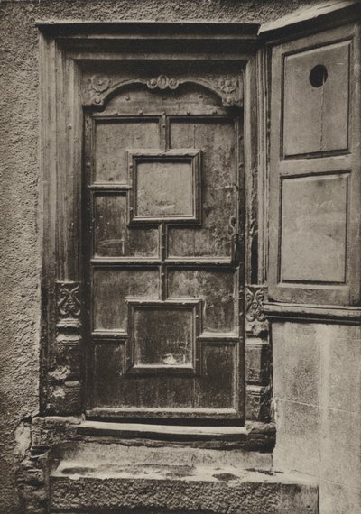 Doorway, Looe Street, Plymouth (zdjęcie czarno-białe) autorstwa William Galsworthy Davie