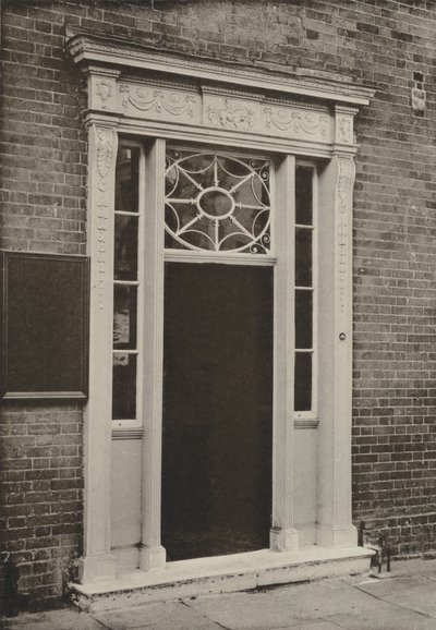 Doorway, Newbury, Berks (zdjęcie czarno-białe) autorstwa William Galsworthy Davie