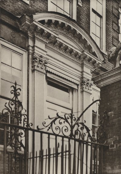 Drzwi, North Pallant, Chichester (zdjęcie czarno-białe) autorstwa William Galsworthy Davie