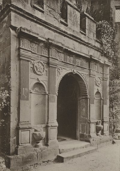 Doorway, Porch at the Gate House, Kenilworth (zdjęcie czarno-białe) autorstwa William Galsworthy Davie