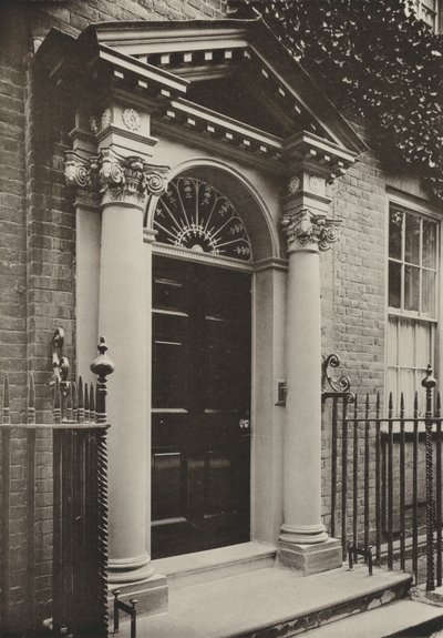 Doorway, Redhill Road, Reigate, Surrey (zdjęcie czarno-białe) autorstwa William Galsworthy Davie