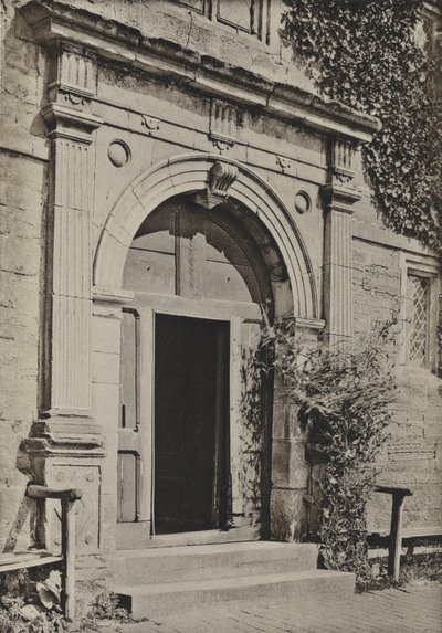 Doorway, Sackville College, East Grinstead (zdjęcie czarno-białe) autorstwa William Galsworthy Davie
