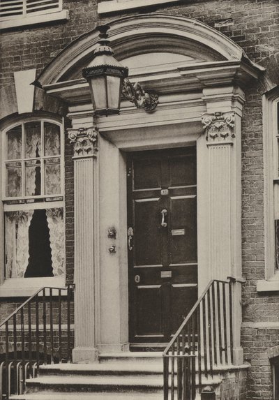 Doorway, Southgate Street, Winchester (zdjęcie czarno-białe) autorstwa William Galsworthy Davie