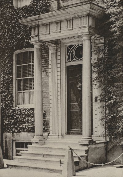 Doorway, Southgate Street, Winchester (zdjęcie czarno-białe) autorstwa William Galsworthy Davie