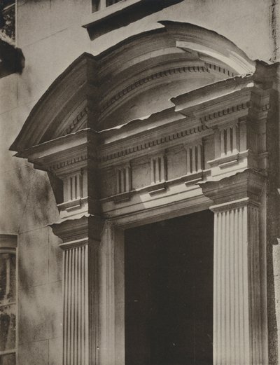 Doorway, The Conservative Club, Lewisham (zdjęcie czarno-białe) autorstwa William Galsworthy Davie