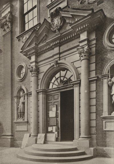 Doorway, The Guildhall, Worcester (zdjęcie czarno-białe) autorstwa William Galsworthy Davie