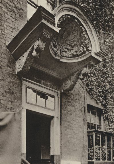 Doorway, The Manor House, Bermondsey, Londyn (zdjęcie czarno-białe) autorstwa William Galsworthy Davie