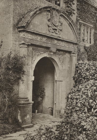 Doorway, The Manor, Upper Swell, Gloucestershire (zdjęcie czarno-białe) autorstwa William Galsworthy Davie