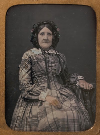 Siedząca starsza kobieta ubrana w sukienkę w kratę i czepek, 1854-60. autorstwa William Hardy Kent