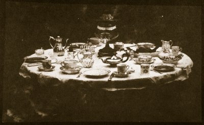 Elegancko nakryty stół, ok. 1841 (odbitka na papierze solnym z negatywu kalotypowego) autorstwa William Henry Fox Talbot
