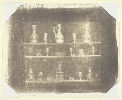 Artykuły szklane na trzech półkach autorstwa William Henry Fox Talbot