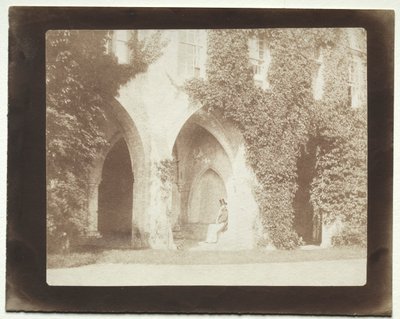 Calvert Jones siedzący w zakrystii w opactwie Lacock, 1845. autorstwa William Henry Fox Talbot
