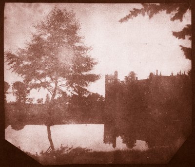Opactwo Lacock w odbiciu, ok. 1840 (odbitka na papierze solnym z negatywu kalotypii) autorstwa William Henry Fox Talbot