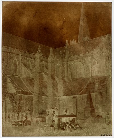 Dwóch mężczyzn pozuje na cmentarzu katedry św. Patryka w Dublinie (papierowa kamera negatywowa) autorstwa William Henry Fox Talbot