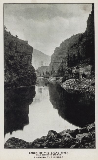 Kaniony Kolorado: Kanon Wielkiej Rzeki, w pobliżu Glenwood Springs, pokazuje lustro (zdjęcie czarno-białe) autorstwa William Henry Jackson