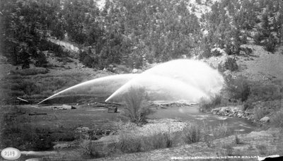 Górnictwo hydrauliczne w pobliżu Dallas, ok. 1882-1900 autorstwa William Henry Jackson