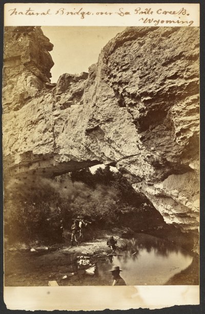 [Naturalny most, widok z góry, kanion La Prêle, Wyoming] autorstwa William Henry Jackson