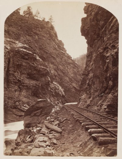 Widok linii kolejowej w Górach Skalistych, ok. 1865 (odbitka albumowa z mokrego negatywu kolodionowego) autorstwa William Henry Jackson