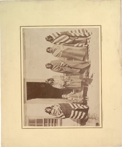 Grupa pięciu rdzennych Amerykanek z młodą dziewczyną i dzieckiem, 1871 (zdjęcie w sepii) autorstwa William Hicks Jackson
