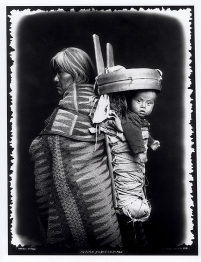 Kobieta Navajo niosąca na plecach papuzę, ok. 1914 (fot. bw) autorstwa William Carpenter