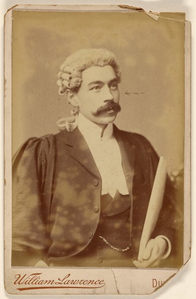 [Mężczyzna w białej peruce, z ciemnymi wąsami, trzymający dokumenty]. autorstwa William Lawrence