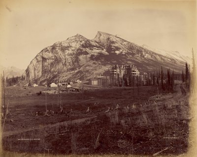 Twin Peaks i hotel C.P.R., Banff autorstwa William McFarlane Notman