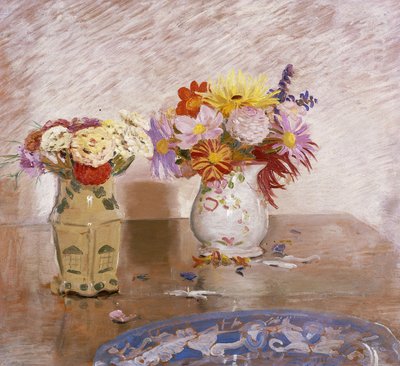 Dwa wazony z kwiatami i niebieski talerz autorstwa William Nicholson