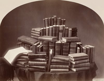 Martwa natura z książkami, lata 1870-80. autorstwa William Notman.