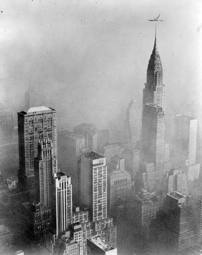 Smog przesłania widok na Chrysler Building z Empire State Building, Nowy Jork autorstwa William Van Alen