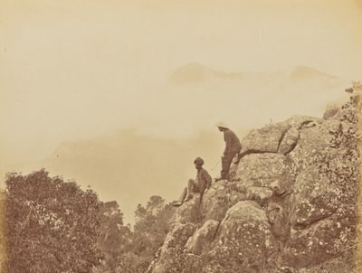 [Mężczyźni stojący na formacjach skalnych] autorstwa Willoughby Wallace Hooper