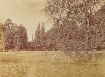[Staw w pobliżu wiejskiego domu] autorstwa Willoughby Wallace Hooper