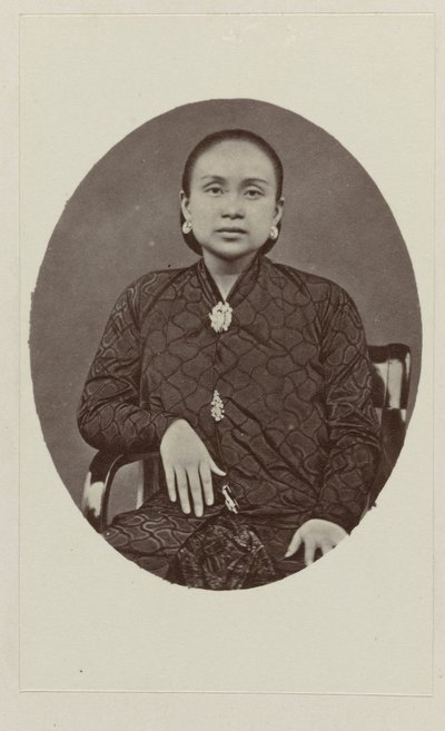 Żona Ratoe van Pakoe Boewono IX, Susuhunan van Surakarta autorstwa Woodbury and Page