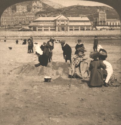 Na plaży w Llandudno, Walia, 1894. autorstwa Works and Sun Sculpture Studios
