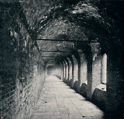 Cloisters, Charterhouse, Londyn, 1903 autorstwa York and Son