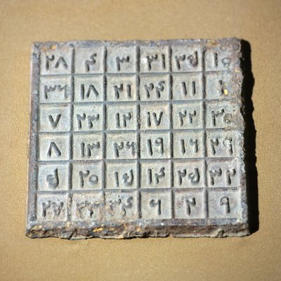 Magiczny stół przedstawiający postacie z dynastii Yuan autorstwa Yuan Dynasty Chinese School