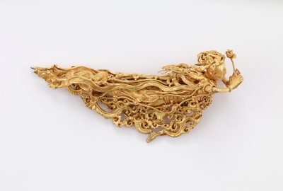 Jedna z pary Apsarasów, buddyjskich istot niebiańskich (złoto) autorstwa Yuan Dynasty Chinese School
